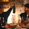 Vrienden aan tafel onthullen welke rode wijn in fles A zat