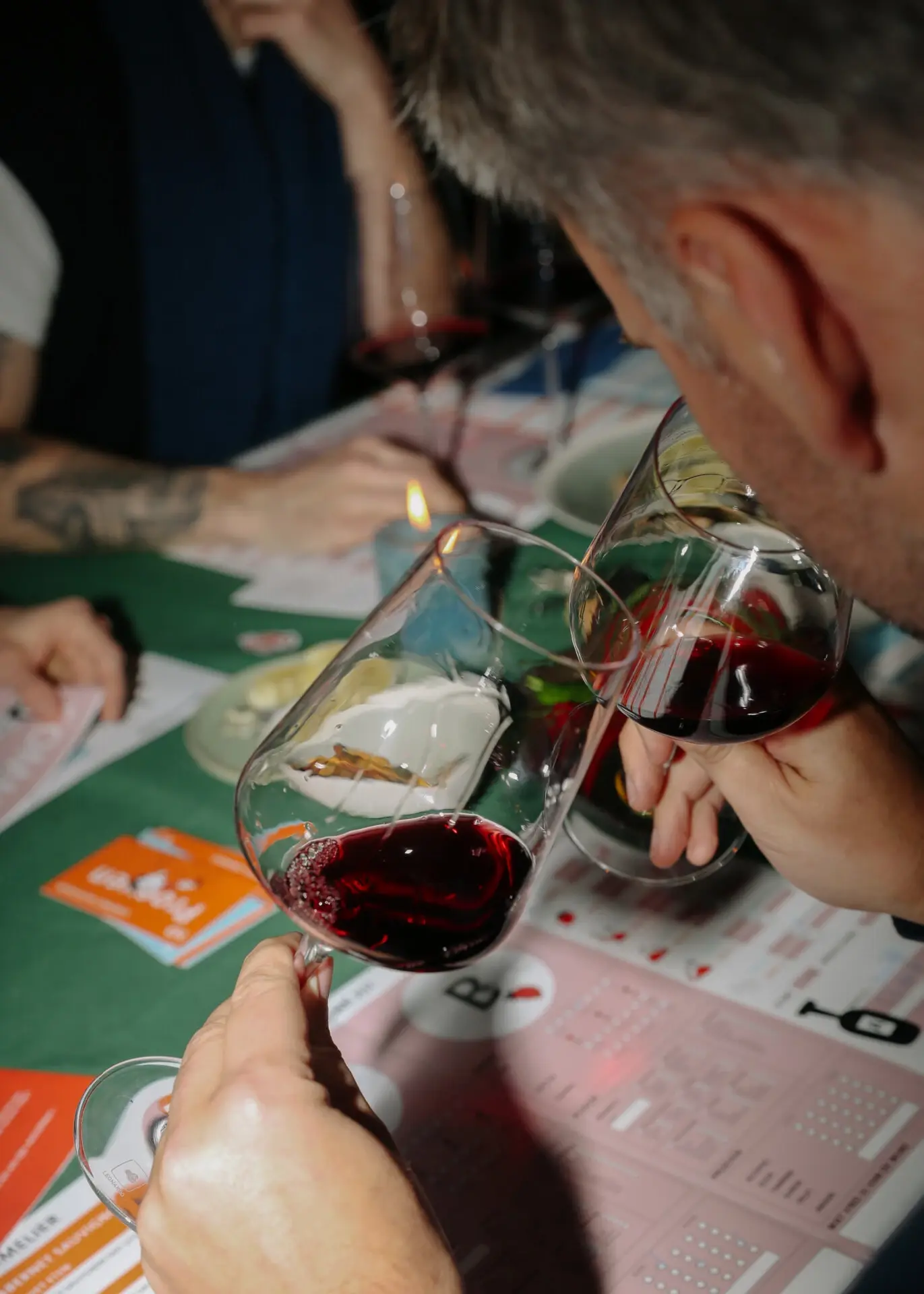 blind wijn proeven met vrienden aan tafel zonder etiketten