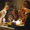 Sfeerbeelden: vrienden spelen Flavory met witte wijn en klinken aan tafel
