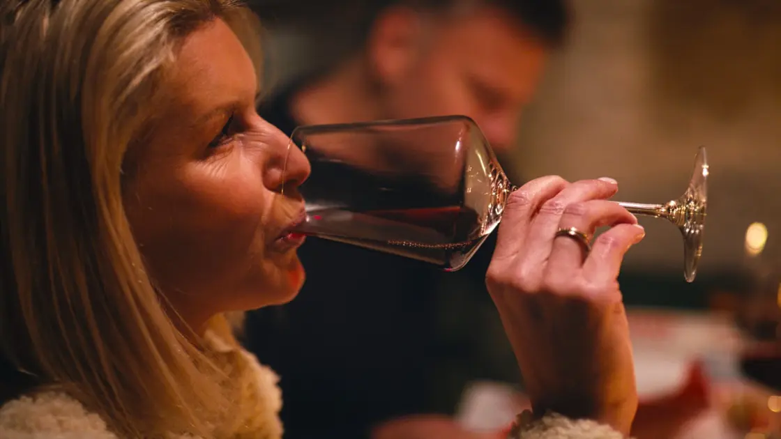 Koppel geniet van een wijnproeverij date night thuis met het Flavory wijnspe