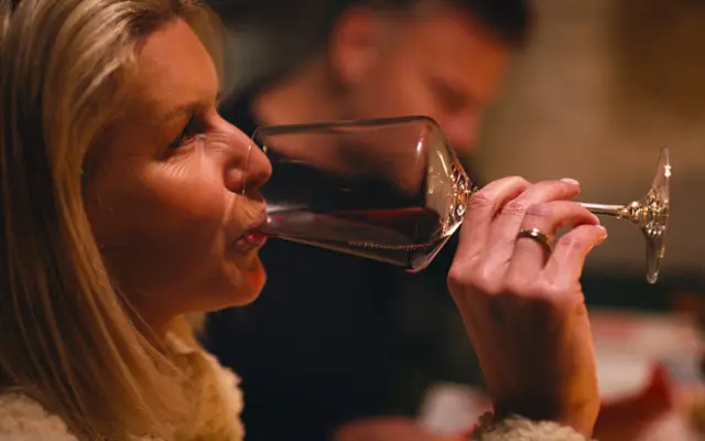 Koppel geniet van een wijnproeverij date night thuis met het Flavory wijnspe