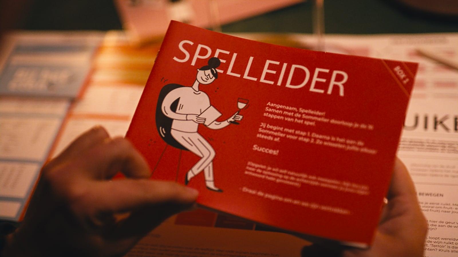 Een speler leest de kaart van de spelleider voor tijdens een Flavory-wijnproeverij