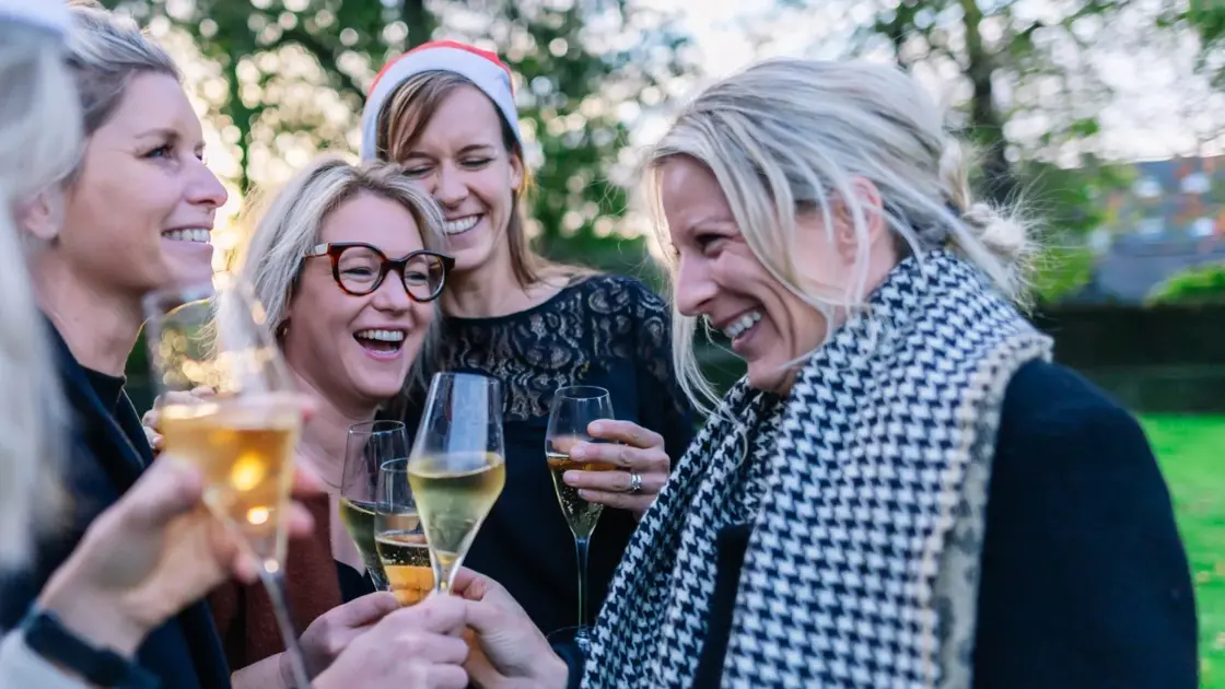 Waarom een wijnavond met vriendinnen soms belangrijker is dan therapie